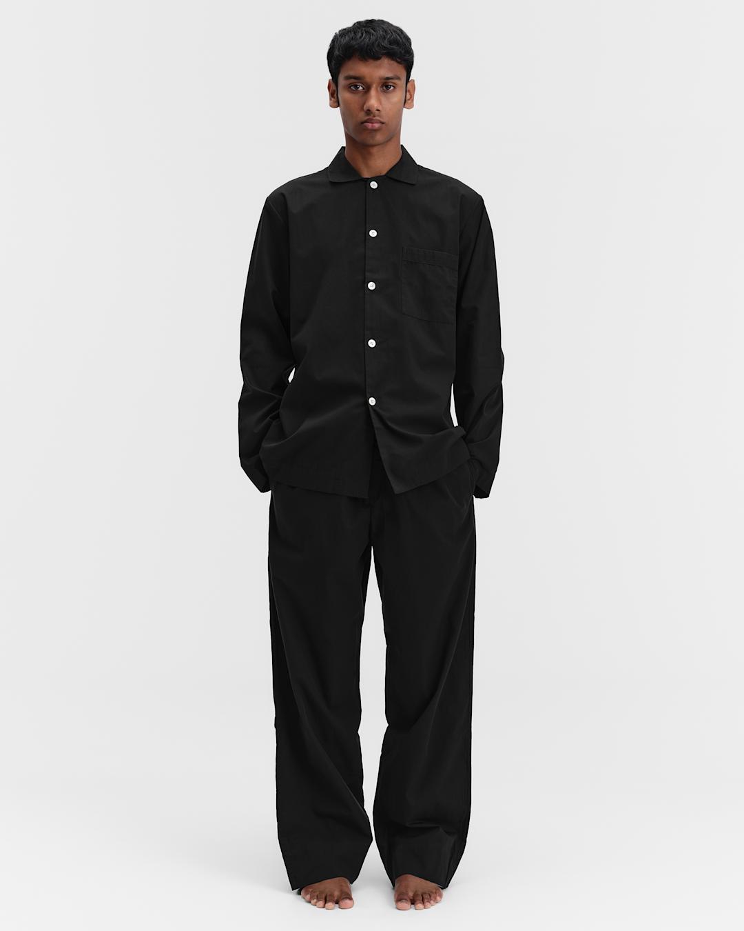 Tekla_Poplin_Sleepwear_Hero_All_black_male_SWT-BL_2.jpg